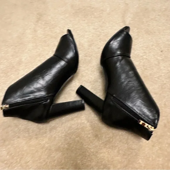 ⭐️ Black 8.5 Heeled Boots with Gold Chain Accent - Picture 4 of 9